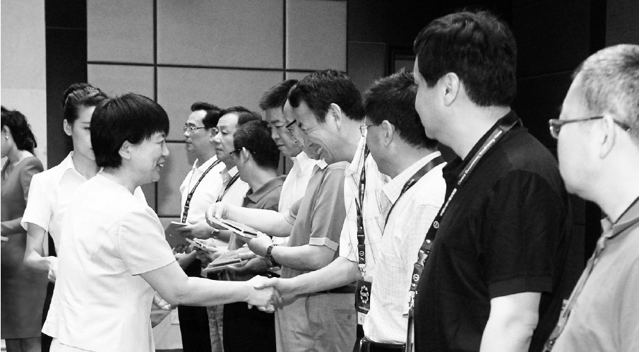 河南省委常委、宣傳部長趙素萍給中國紀錄片播出聯(lián)盟理事臺發(fā)放牌匾