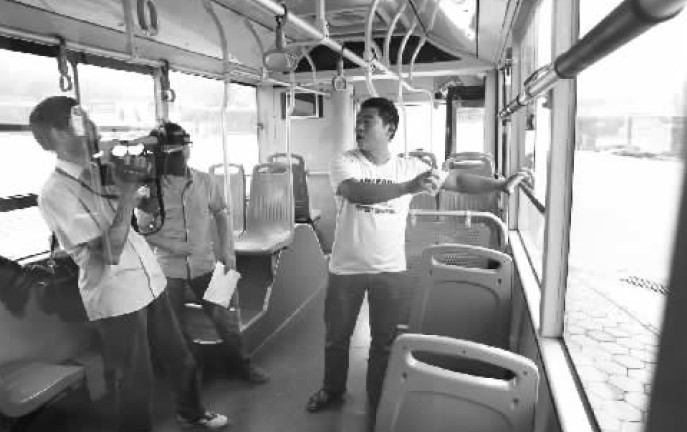昨日，鄭州市B20路公交車長方先生（右一），講述“色狼”跳窗逃跑時(shí)被眾人喊打的情景