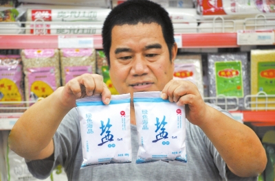 在漯河一家超市，市民選購的“高價(jià)鹽” 記者仵樹大攝