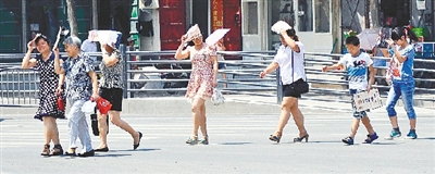  街頭，遮擋陽光是一門“技術(shù)活”。