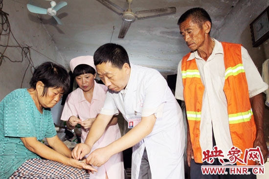 鄭州市管城區(qū)人民醫(yī)院院長張彥軍親自為謝秀進診斷，并為他們帶去了500多元的治療藥品。