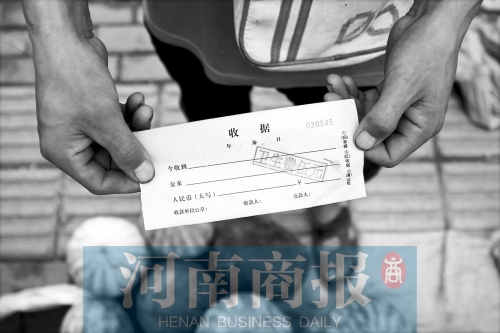 百花路附近的瓜農宋師傅交完衛(wèi)生費后收到一張收據，但沒有收款單位