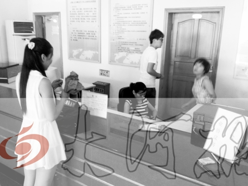 鄭州市人才交流服務中心二樓大廳，剛畢業(yè)大學生咨詢政策，工作人員卻在若無其事地玩手機。