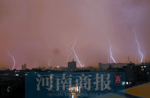 昨天21:30左右，雷電頻頻“光顧”鄭州市區(qū)