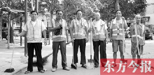 昨天下午6點(diǎn)，6名環(huán)衛(wèi)工人相伴乘坐B(niǎo)1返回27公里外的花園口村。