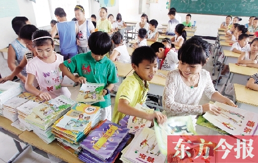 昨日，鄭州市中小學(xué)開學(xué)，鄭州市帝湖小學(xué)教室內(nèi)，學(xué)生們在免費(fèi)領(lǐng)課本