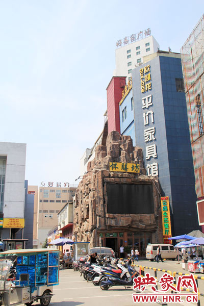 在該酒店一層的入口處，屹立著一座4層樓高的假山，氣勢(shì)雄偉。