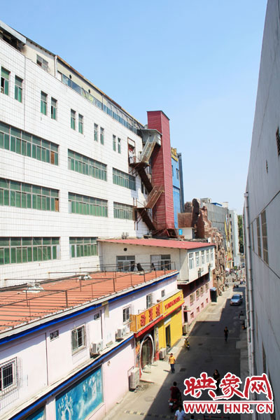 該家具賣場(chǎng)共6層樓，第7層建筑與其他樓層風(fēng)格迥然不同，有明顯后期加蓋痕跡