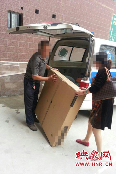 工作人員正在搬卸家具。