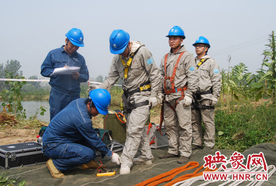 “弟兄們”每次上塔作業(yè)，樊建軍都要認(rèn)真核對(duì)檢查，不容一絲失誤出現(xiàn)。