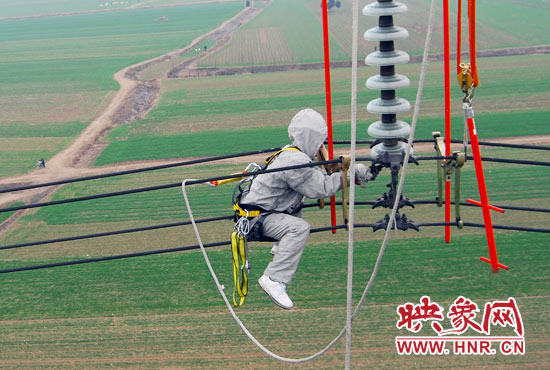 超高壓輸電線是樊建軍工作的主戰(zhàn)場，他現(xiàn)在雖然不經(jīng)常登塔，但在塔下卻并不輕松。