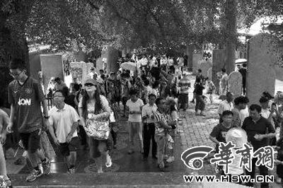 每天都有大量游客涌來(lái)，探訪(fǎng)他們心目中的少林