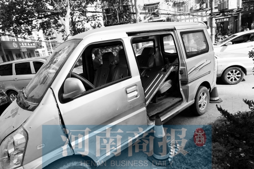 　面包車的后座上，放著被掰掉的車門