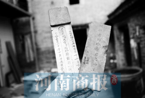 花五松的老宅里，還有祖上留下的牌位