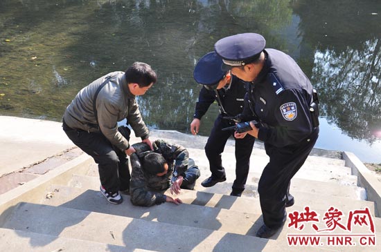 該男子滾入冰冷的金水河，嗆了幾口污水，連滾帶爬從水中出來，隨后被金水路派出所民警救上岸。