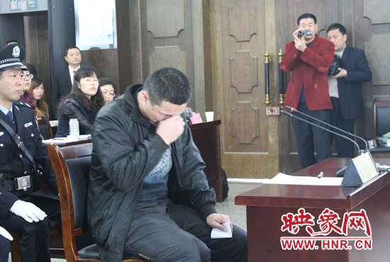 庭審現(xiàn)場，被告人常樹民哽咽著宣讀手中的悔恨書。