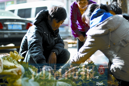 附近的市民得知了他的遭遇，紛紛前來買菜