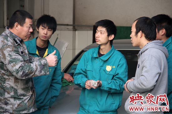 楊冠軍（左）在和兄弟們交流時，多數(shù)都是用手語
