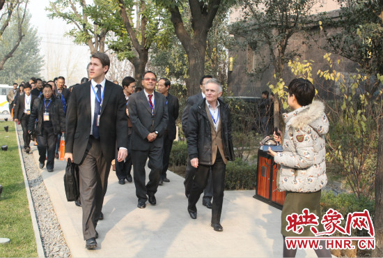 河南鄭州2013服務(wù)外包大會(huì)的嘉賓們參觀了金水科教園區(qū)和河南外包產(chǎn)業(yè)園并留下了深刻的印象。