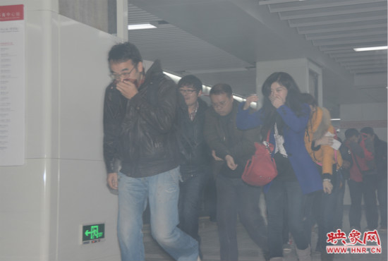 演習(xí)中，地鐵乘客從地鐵車廂中跑出。