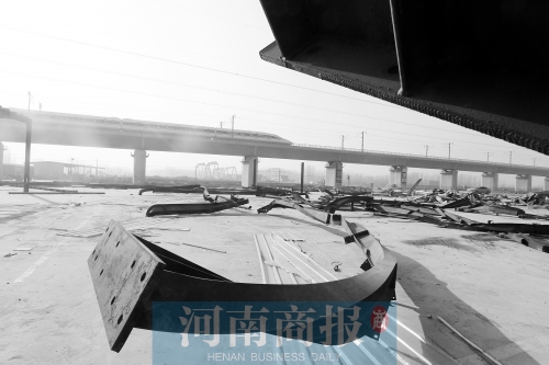 　鐵路兩側(cè)，不少建筑物已經(jīng)被拆除