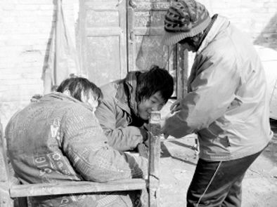 去年年初，武文英和雙胞胎腦癱兒子。圖片來源/《周口晚報(bào)》