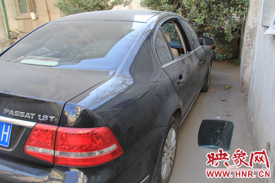 12月12日，鄭州金水區(qū)一小區(qū)汽車車窗被撬