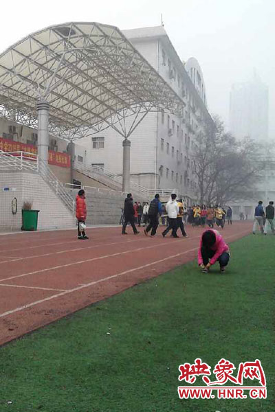 網(wǎng)友反映，在嚴重污染的霧霾天，鄭州市回民中學(xué)仍讓學(xué)生在室外上體育課。（圖片來源于網(wǎng)友。）