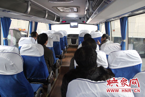 大巴車內(nèi)均在播放著這部以農(nóng)民工討薪為題材的微電影。