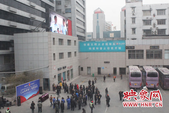 大巴車內(nèi)均在播放著這部以農(nóng)民工討薪為題材的微電影。