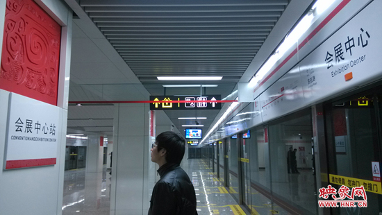 會展中心站，兩塊牌子的站點名稱英文翻譯也不相同