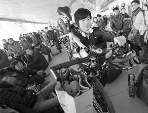 由于媽媽生病，盧文成只得中途放棄騎行改乘火車趕回老家。