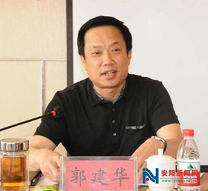 臺上的郭建華。 資料圖