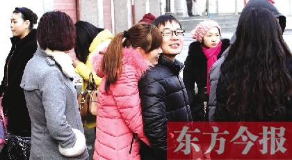 在鄭州市二七區(qū)婚姻登記處，新人們在門外排長隊