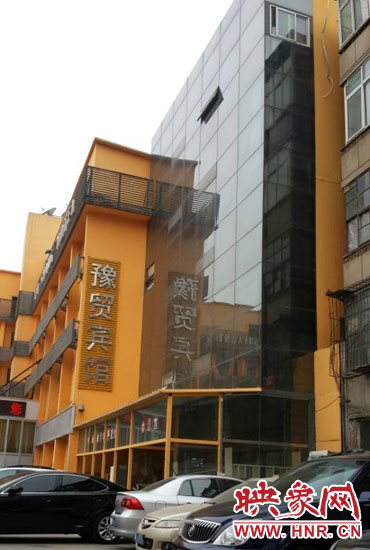 該酒店為加蓋樓層統(tǒng)一安裝上黑色玻璃，從前面看不出加蓋的痕跡