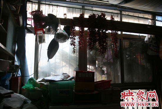 受影響的住戶(hù)將自己的窗戶(hù)遮擋起來(lái)，以防被加蓋樓層住戶(hù)看到自家
