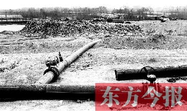 鄭州首座垃圾沼氣電廠并網(wǎng)發(fā)電，集氣管一端連接垃圾山深處，一端連接電廠集氣裝置