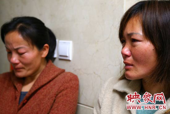 提及現(xiàn)狀，柴小快的女兒不住流淚。