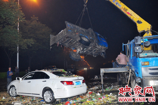 1點40許，兩輛車先后被吊起并拖離現(xiàn)場，停車場的幾位員工將路面清掃干凈，隨后該路段恢復通行。