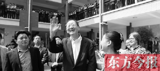4月23日上午，崔琦偕夫人參觀寶豐一高