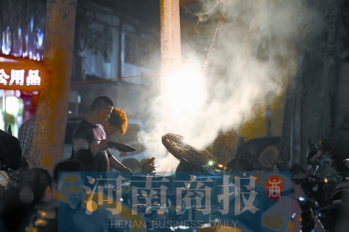 夜晚，鄭州街頭的燒烤攤 記者 王春勝/攝
