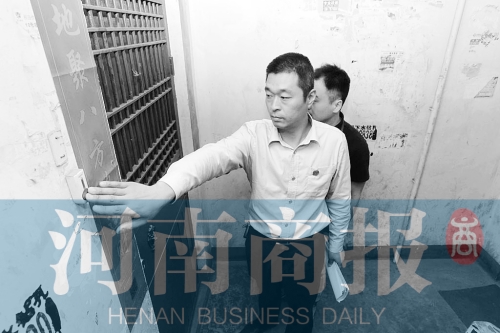 　來到馬某家，法官被拒之門外