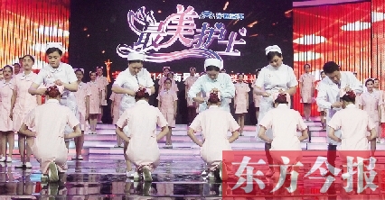5月6日，“最美護士”的獲獎?wù)呓o新護士授帽