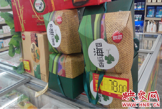 今年商場(chǎng)里的散裝、袋裝粽子多了，盒裝粽子的售價(jià)也更加親民。