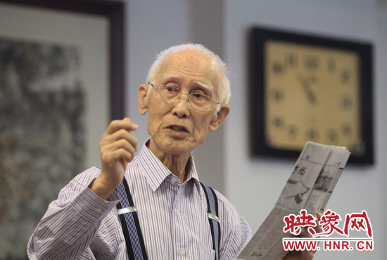 余光中現(xiàn)場朗誦新詩《招魂》。