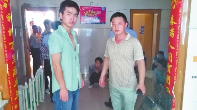 在吳文舉老師的幫助下，王強(qiáng)強(qiáng)（左）從傳銷窩點(diǎn)成功脫險(xiǎn)。