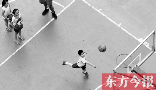 7月2日，河南工業(yè)大學(xué)籃球場內(nèi)，幾名孩子正在接受籃球訓(xùn)練