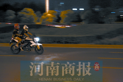 深夜，鄭東新區(qū)，不少人騎著摩托車呼嘯而過(guò)