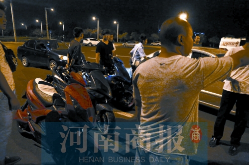 一小時(shí)內(nèi)，民警就扣了12輛摩托車、電動(dòng)車