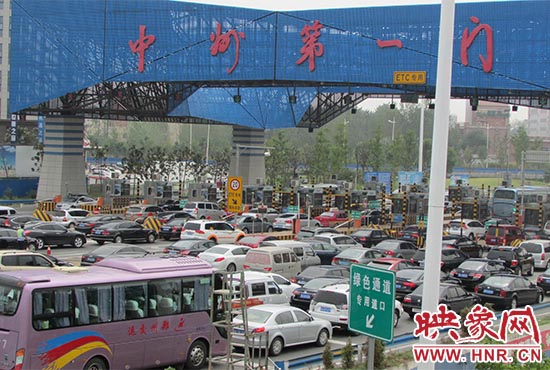 鄭州機(jī)場(chǎng)收費(fèi)站口（中州第一門(mén)）車(chē)輛排隊(duì)擁堵情況嚴(yán)重。